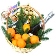 Фрукты и сладости в новогодней корзине