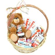 Корзина сладостей и мягкая игрушка