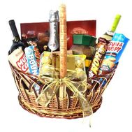 Корзина сладостей с вином и шампанским