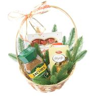 Новогодняя корзинка с кофе и конфетами