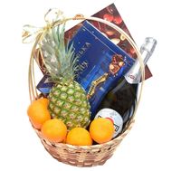 Корзинка с шампанским, фруктами и конфетами