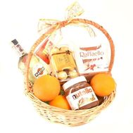 Martini и сладости в корзине