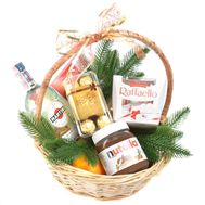 Martini и сладости в новогодней корзине