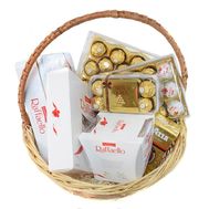 Подарочная корзина Ferrero Rocher и Raffaello
