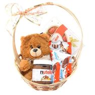 Подарочная корзина с игрушкой и сладостями