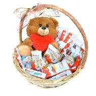 Подарочная корзина с Kinder и игрушкой