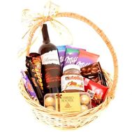 Подарочная корзина с вином и сладостями