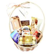 Подарункова корзинка солодощів