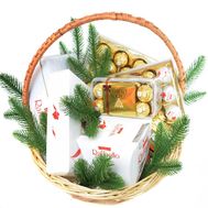 Подарочная новогодняя корзина Ferrero Rocher и Raffaello