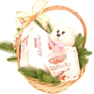 Подарочная новогодняя корзина Raffaello