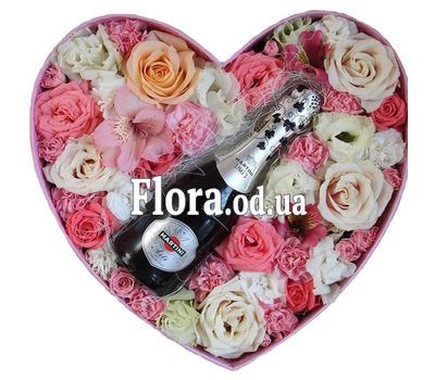 Цветы в коробке с шампанским