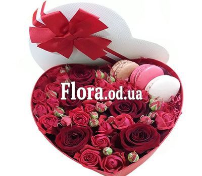 Macarons в коробке и розы