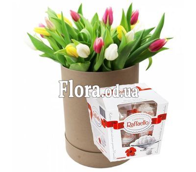 15 різнокольорових тюльпанів і цукерки