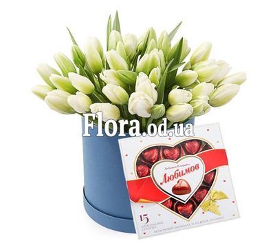 45 білих тюльпанів і цукерки в коробці