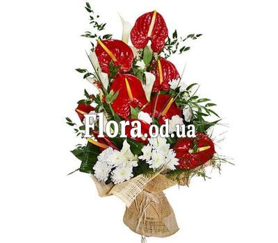 Букет из хризантем и антуриума