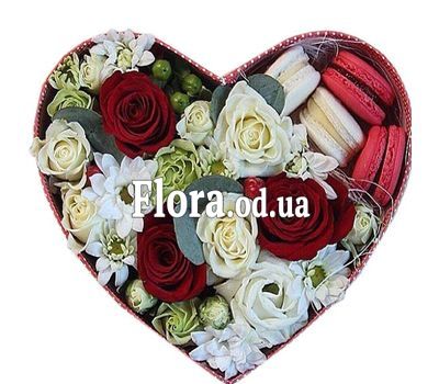 Букет из макарун и цветов