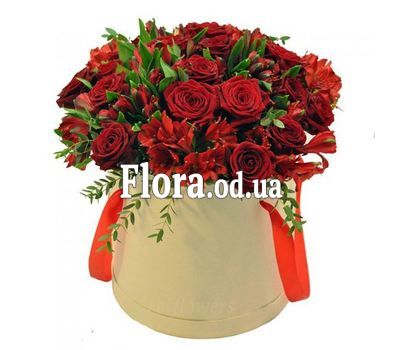 Букет червоних троянд і альстромерій в коробці