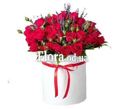 Букет кустовых роз в коробке