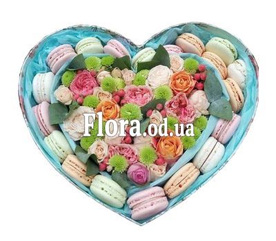 Квіти і макарунс в коробці