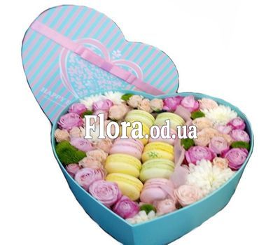 Композиція макарун з квітами