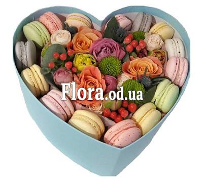 Коробка з квітами і макаронами