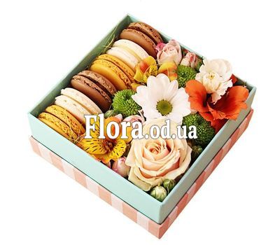 Коробочка с макарунами и цветами