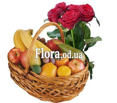 Корзина фруктов и букет роз