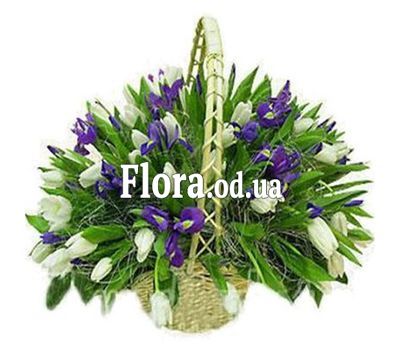 Корзина из 71 тюльпана и ирисов