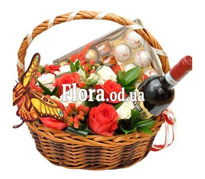 Корзинка с цветами и конфетами Корзинка с цветами и конфетами