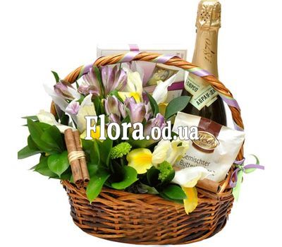 Кошик з квітами і шампанським