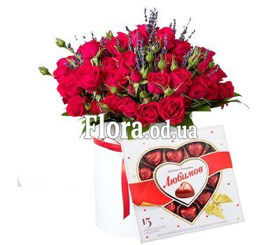 roses spray in a round box