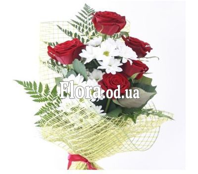 A small bouquet of roses and chrysanthemums