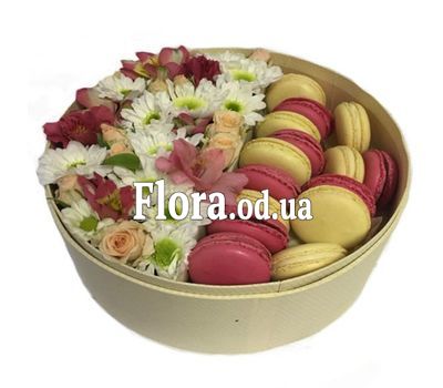 Подарочная коробка макаруны и цветы Подарочная коробка макаруны и цветы