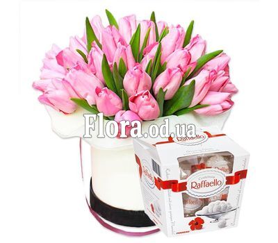 Розовые тюльпаны в коробке и Raffaello