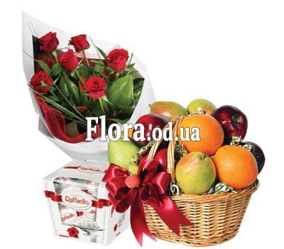 Розы, фрукты, конфеты
