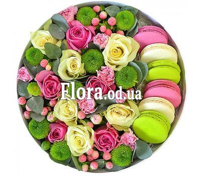 Розы в коробке с Macarons