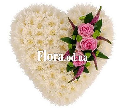 Сердце из хризантем с розами Сердце из хризантем с розами