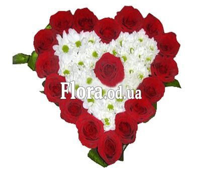Сердце из роз и хризантем