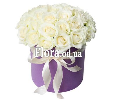 Elegant roses in a hat box