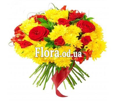 Яркий букет из хризантем и роз