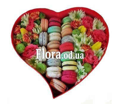 Macarons в коробці і красиві квіти