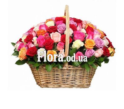 101 разноцветная роза в корзине