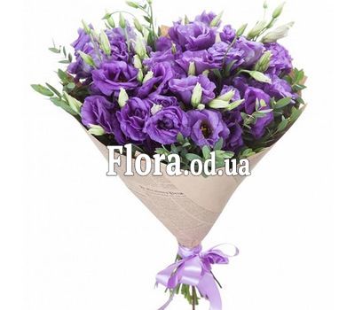 A bouquet of 15 purple eustoms