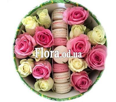 Квіти і макаруни в коробці
