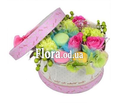 Цветы и сладости в коробке