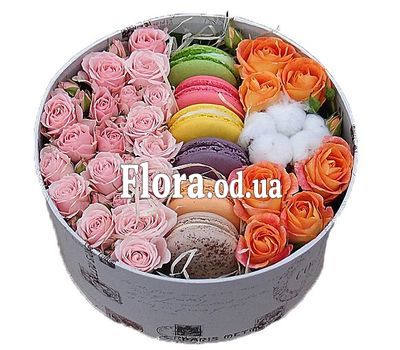 Цветы в коробке с Macarons