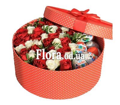 Цветы в коробке с макарунами