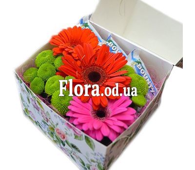 Квіти в коробці з солодощами