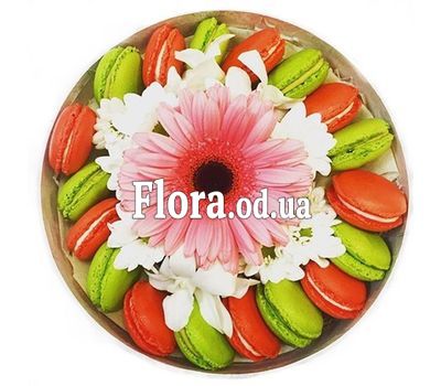 Коробка с цветами и макаронами