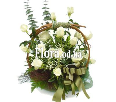 Корзина белых роз